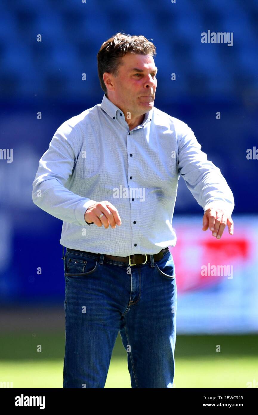 Karlsruhe, Alemania. 31 de mayo de 2020. Fútbol 2 Bundesliga, 29 partido de partido, Hamburger SV - SV Wehen Wiesbaden en el Volksparkstadion. Dieter Hecking, entrenador de Hamburger SV, está en la banda. Crédito: Stuart Franklin/Getty Images Europe/Pool/dpa - NOTA IMPORTANTE: De conformidad con las normas de la DFL Deutsche Fußball Liga y la DFB Deutscher Fußball-Bund, está prohibido explotar o haber explotado en el estadio y/o del juego tomado fotografías en forma de imágenes de secuencia y/o video-como series de fotos./dpa/Alamy Live News Foto de stock