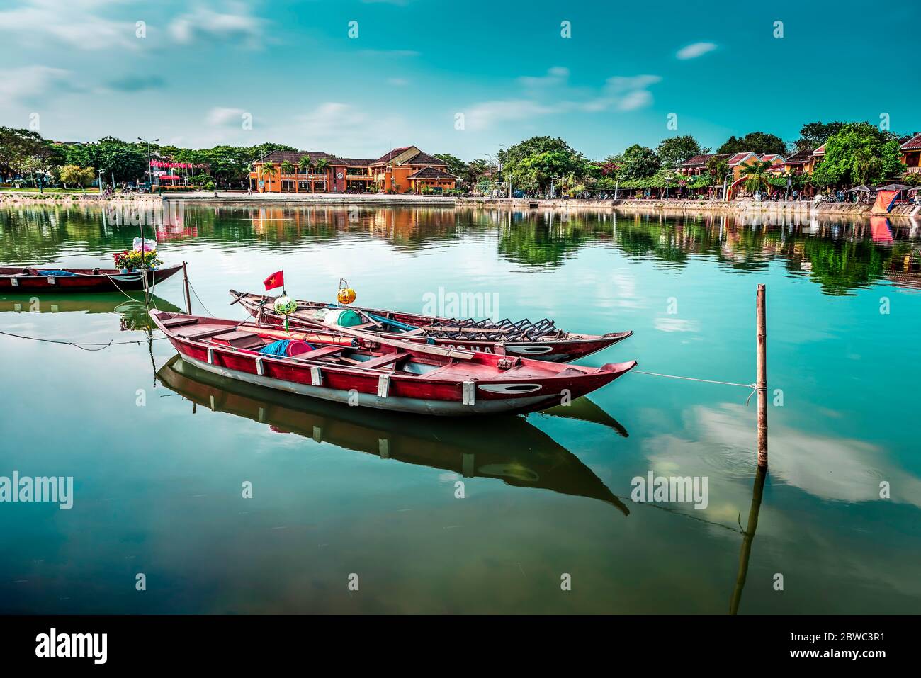 Barco parado en el río en Hoi An Foto de stock