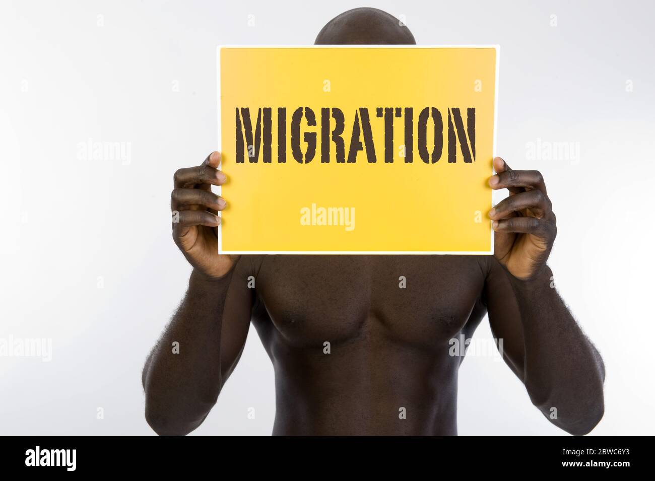 Dunkelhaeutiger Mann mit Schild vor dem Gesicht, Migrante, migración, Auslaender, Asyl, Asylant, Schwarz, Schwarzer, Fremder, Foto de stock