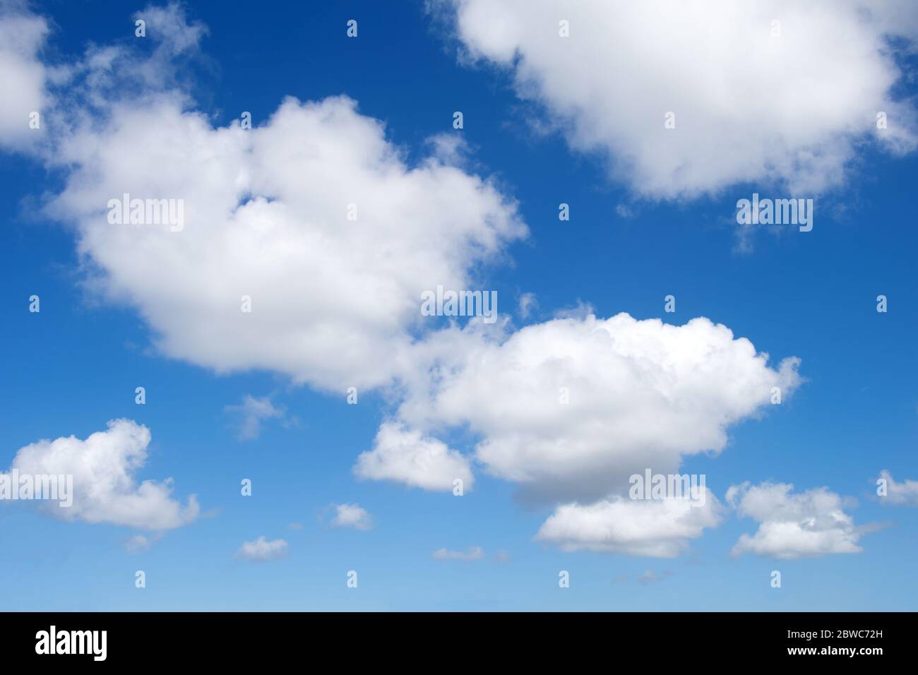Cumulus Wolken vor blauen Himmel, Foto de stock