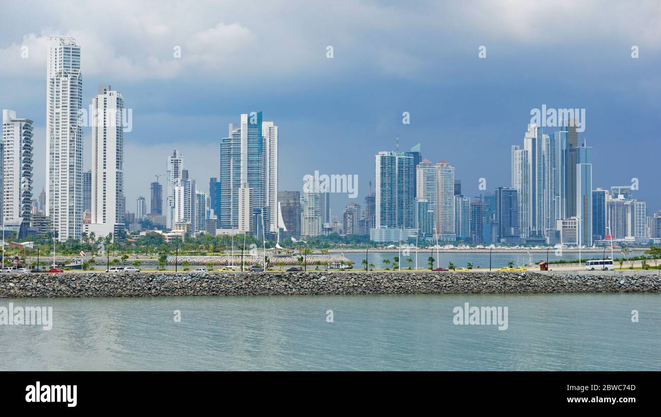 Ciudad de Panamá edificios en la costa pacífica de Panamá con cielo nublado, Centroamérica Foto de stock