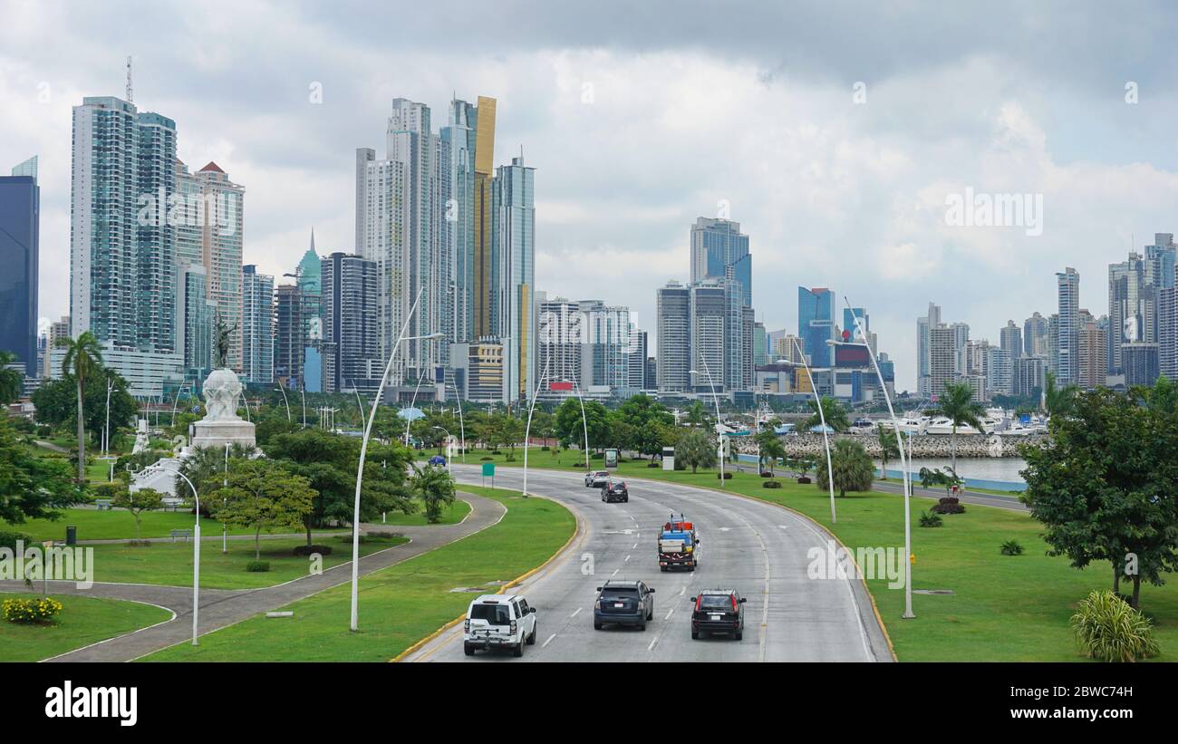 Ciudad de Panamá en Panamá, edificios de autopistas y rascacielos con cielo nublado, Centroamérica Foto de stock