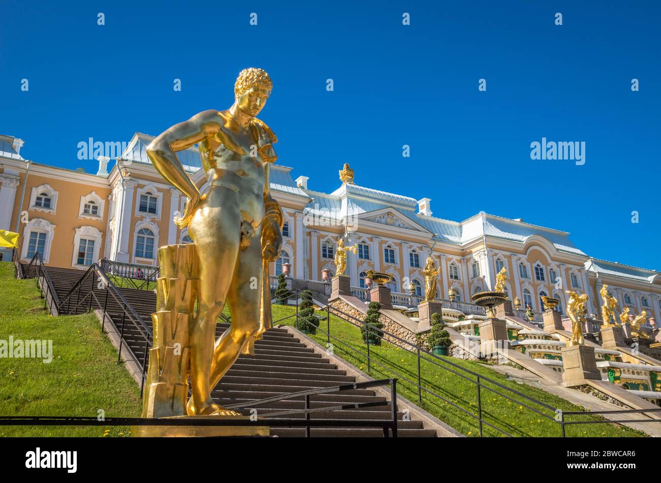 Estatuas en el Palacio Peterhof en San Petersburgo Foto de stock