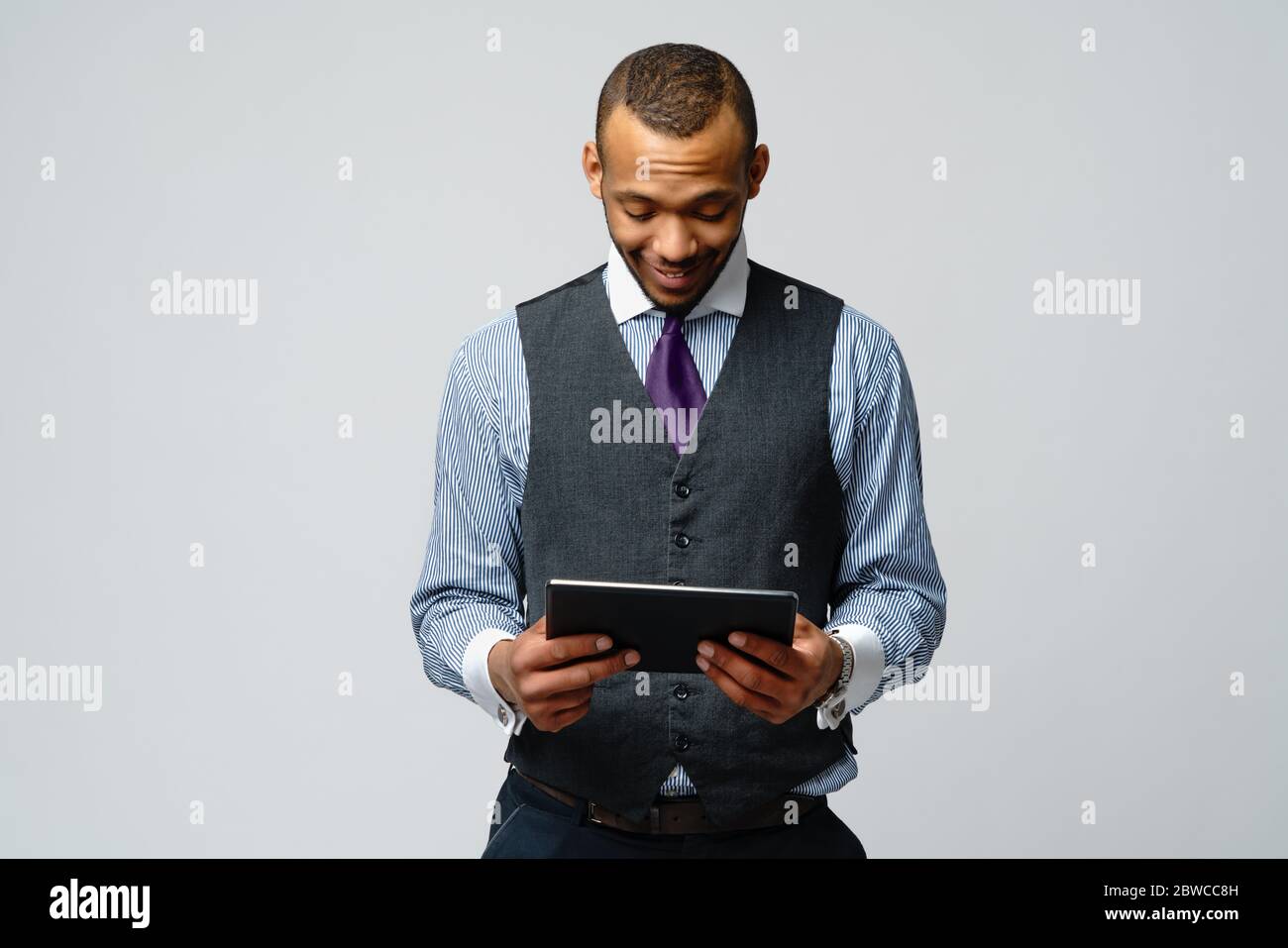 profesional afroamericano hombre de negocios con tablet pc Foto de stock