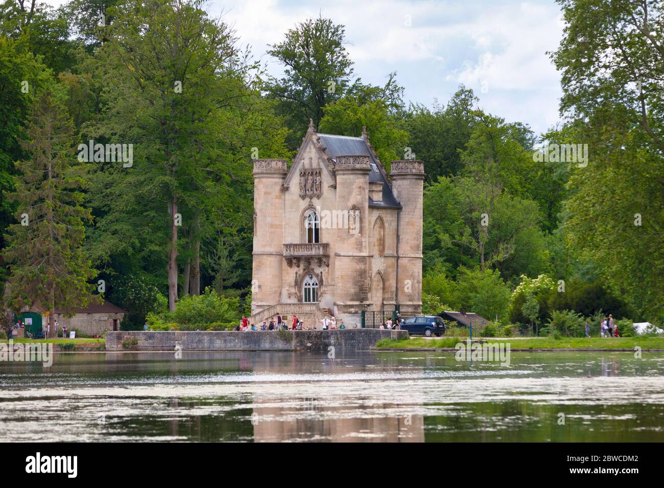 Coye-la-Forêt, Francia - Mayo 22 2020: Los Etangs de Commelles se encuentran en las comunas de Orry-la-Ville y Coye-la-Forêt en el sur de Oise. Foto de stock