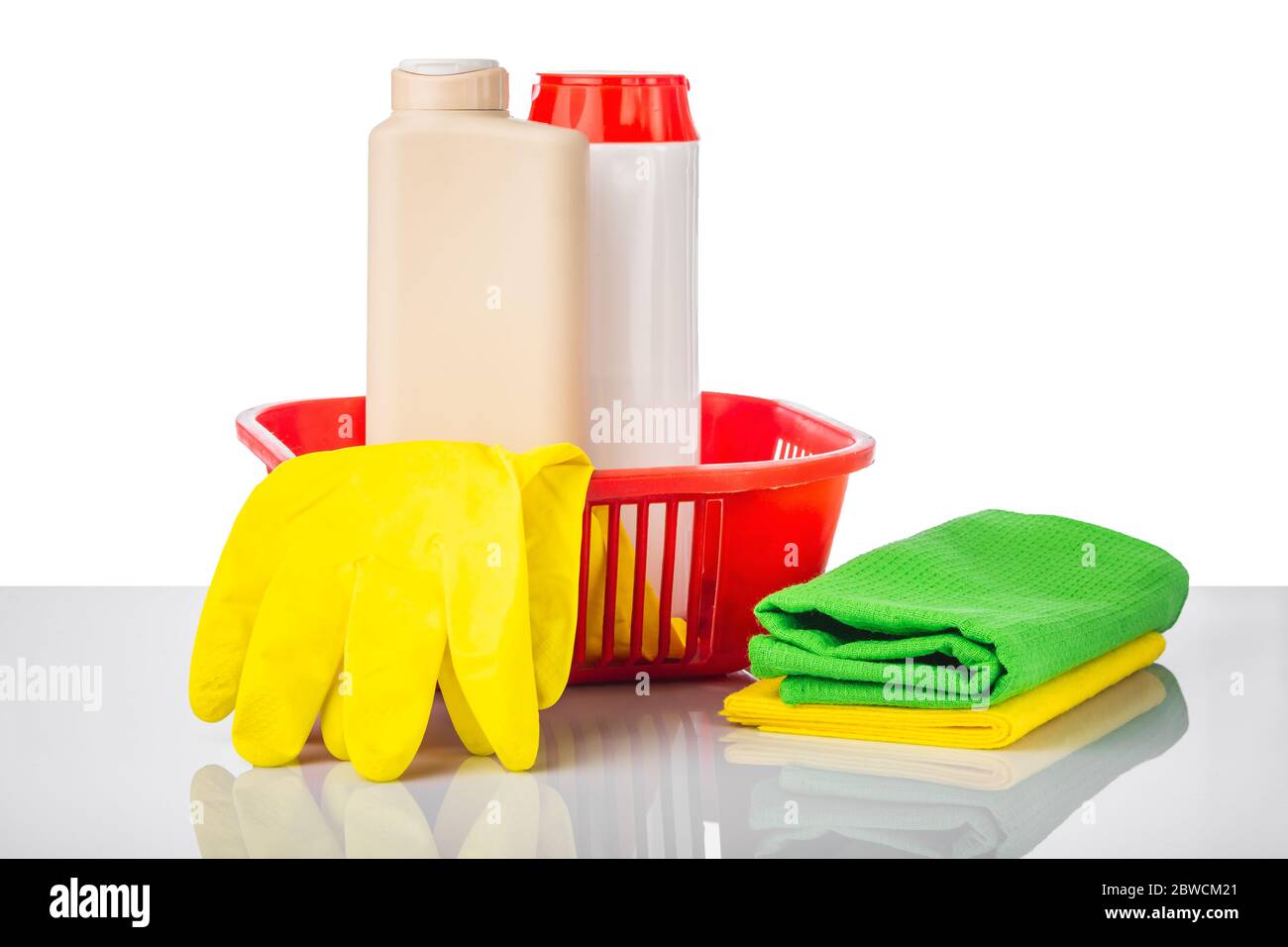 Guantes amarillos, ropa, cubo rojo y botella de plástico con detergente y  productos de limpieza con reflexión sobre el fondo blanco Fotografía de  stock - Alamy