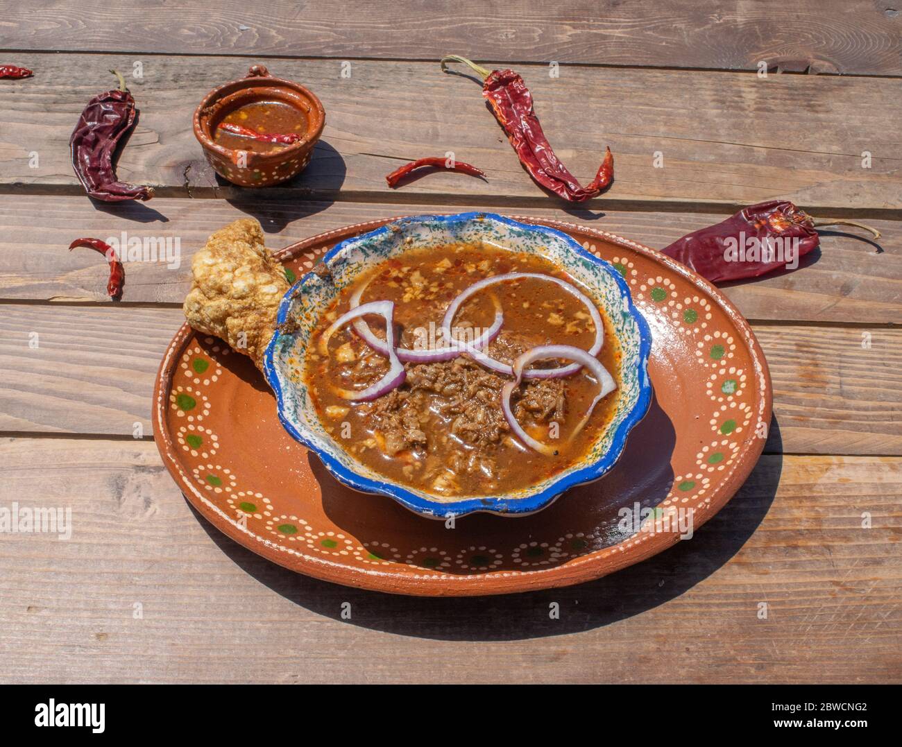 Comida mexicana con birria, salsa caliente y chicharron con salsa y Chile  mexicano Fotografía de stock - Alamy