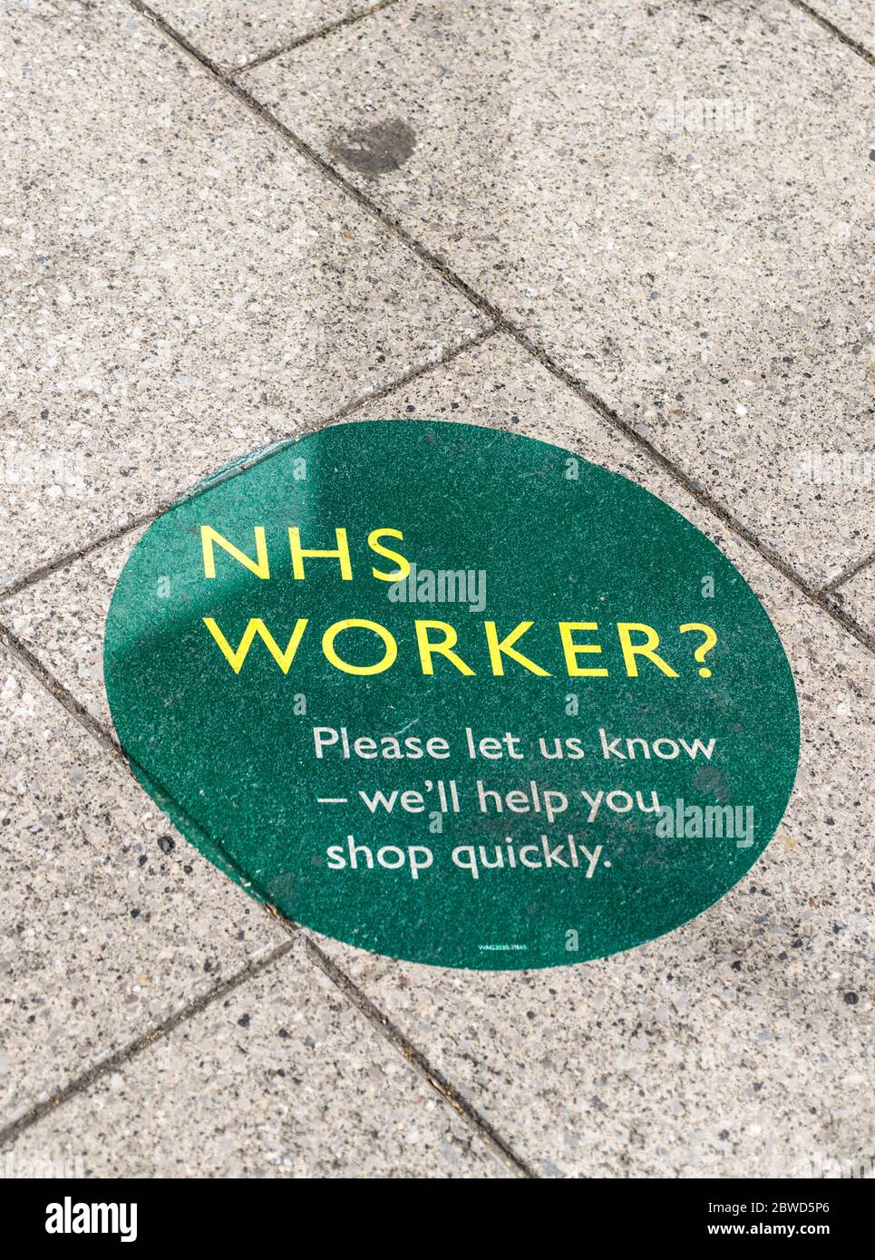 Las compras de los trabajadores clave de NHS saltan la cola Foto de stock