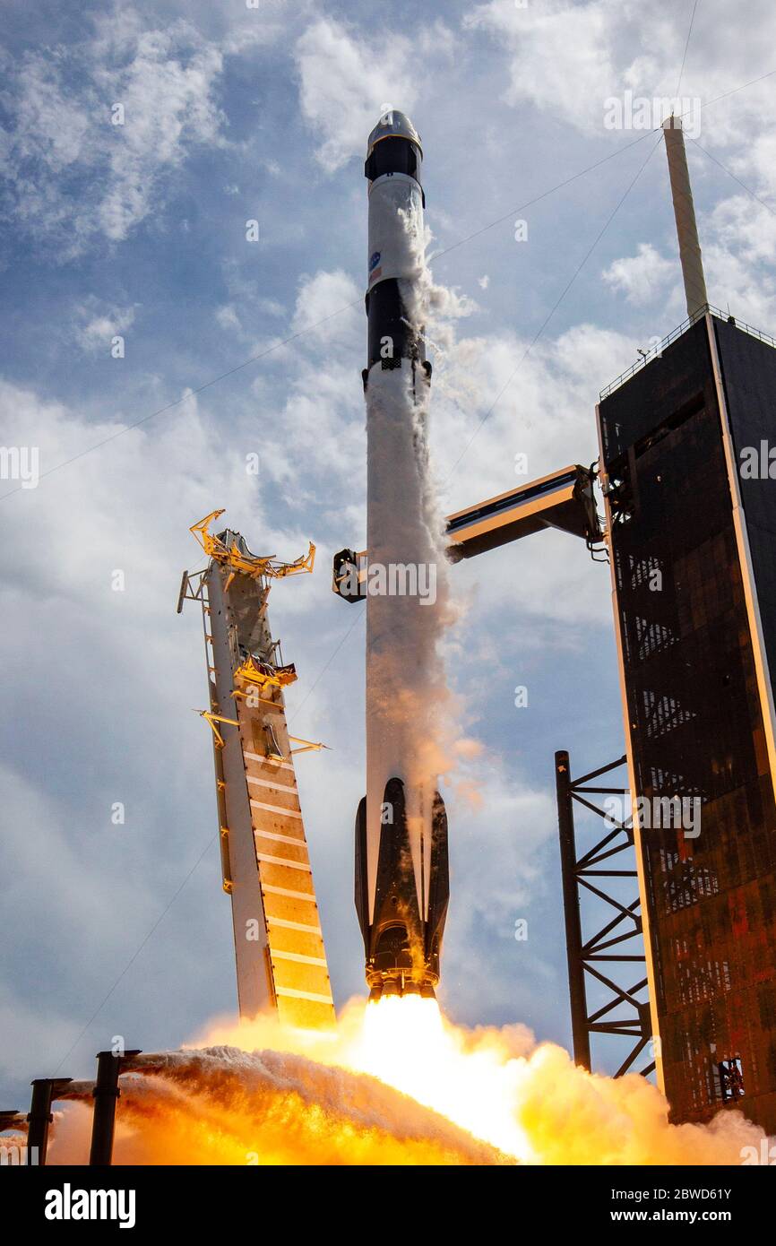 KENNEDY SPACE CENTER, EE.UU. - 30 de mayo de 2020 - el cohete Spacax Falcon 9 que transporta la nave espacial Crew Dragon de la compañía se lanza desde el complejo de lanzamiento 39A Foto de stock