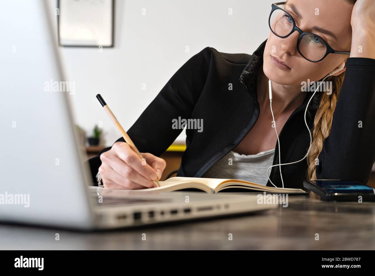 Mujer cansada de negocios que trabaja en línea o estudiar educación con portátil bloc de notas, Trabajo remoto. Profesor o entrenador en línea Foto de stock