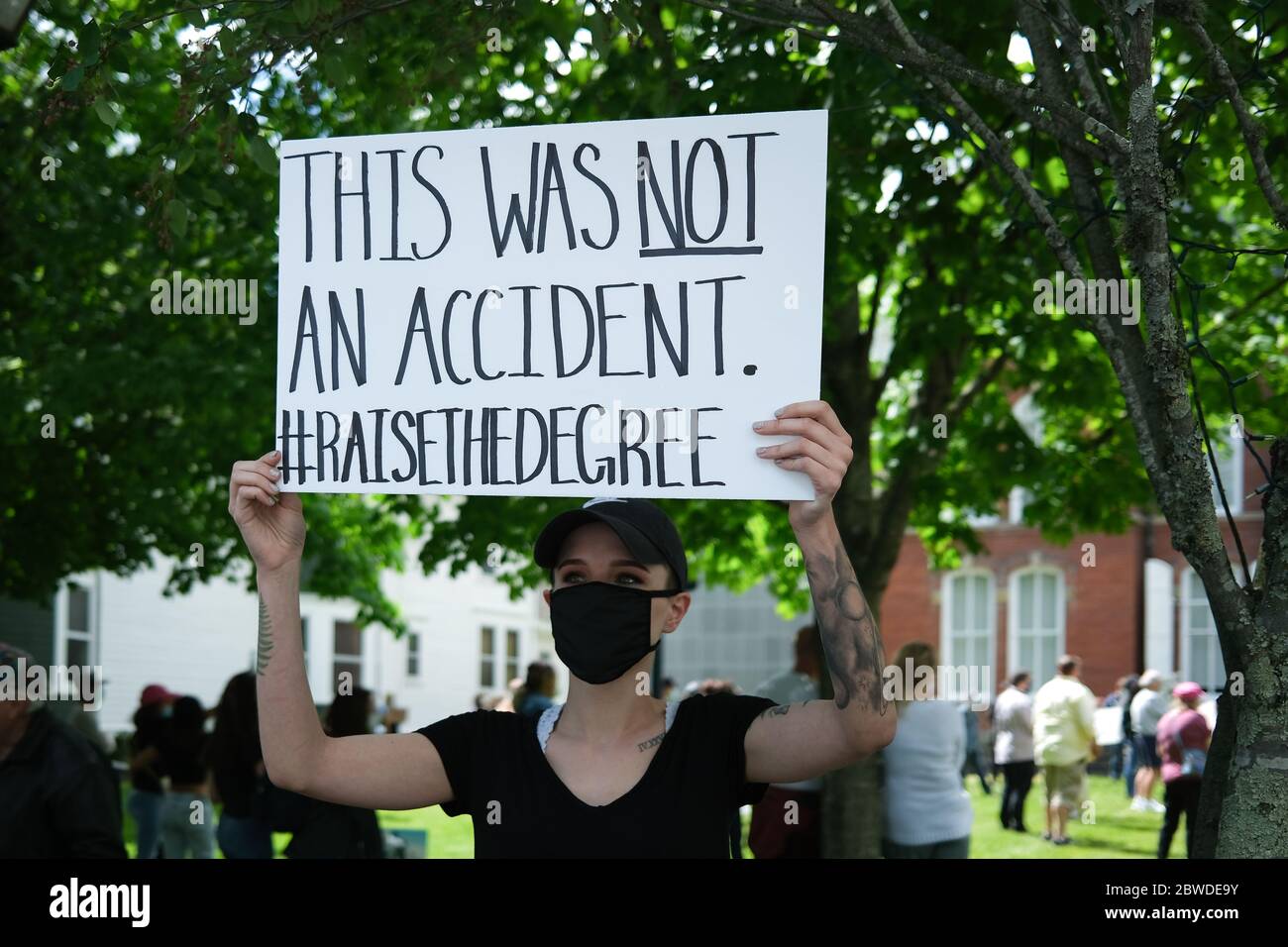 Una mujer sostiene un cartel durante una vigilia para George Floyd celebrada en Pensilvania.el oficial de policía blanco, Derek Chauvin, se arrodilló en el cuello de George Floyd y murió durante un arresto en la ciudad estadounidense de Minneapolis el 25 de mayo. Foto de stock