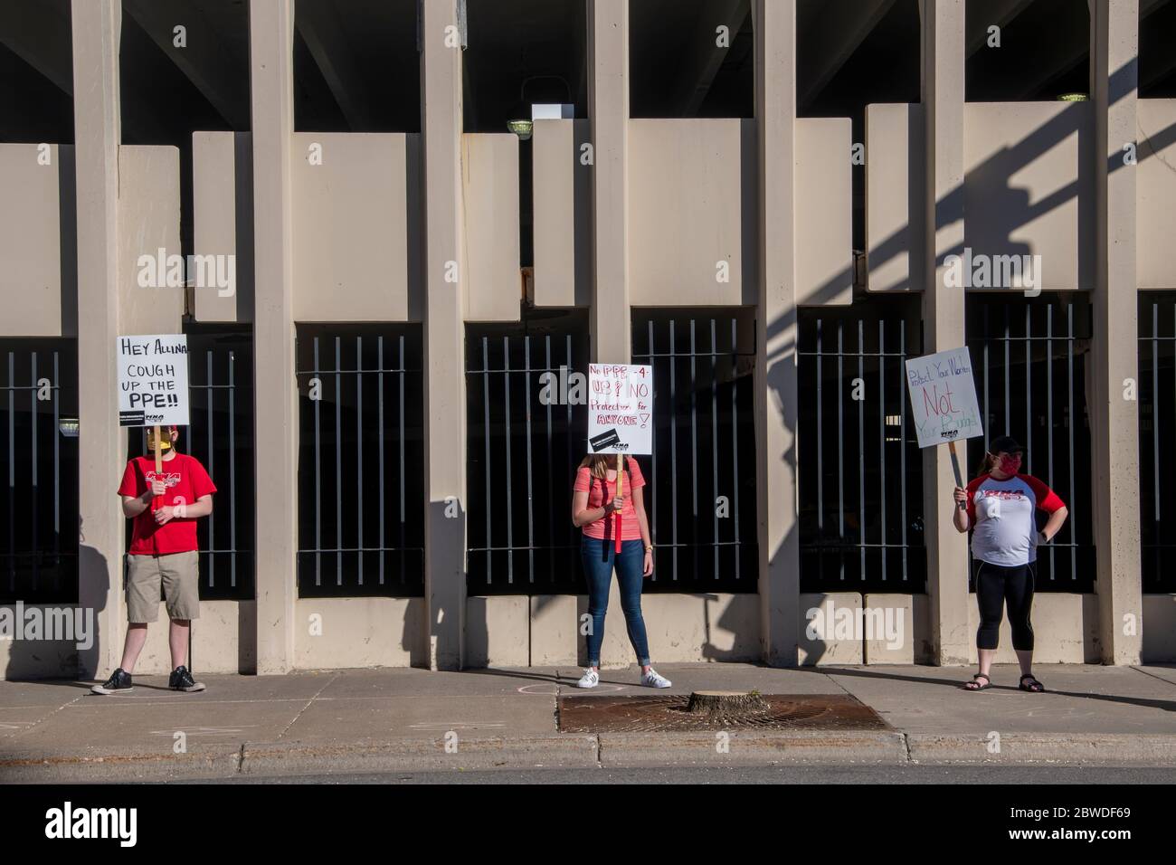 San Pablo, Minnesota. Las enfermeras protestan por la falta de máscaras y peelings durante la pandemia. Usando distanciamiento social mientras se están de pie en sus círculos seis honorarios Foto de stock