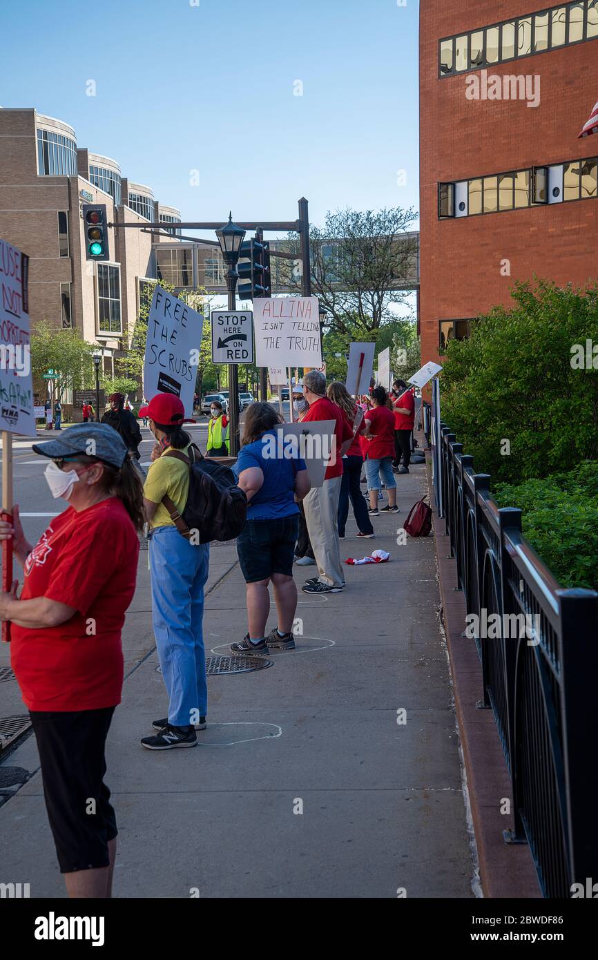San Pablo, Minnesota. Las enfermeras protestan por la falta de máscaras y peelings durante la pandemia. Usando distanciamiento social mientras se están de pie en sus círculos seis honorarios Foto de stock