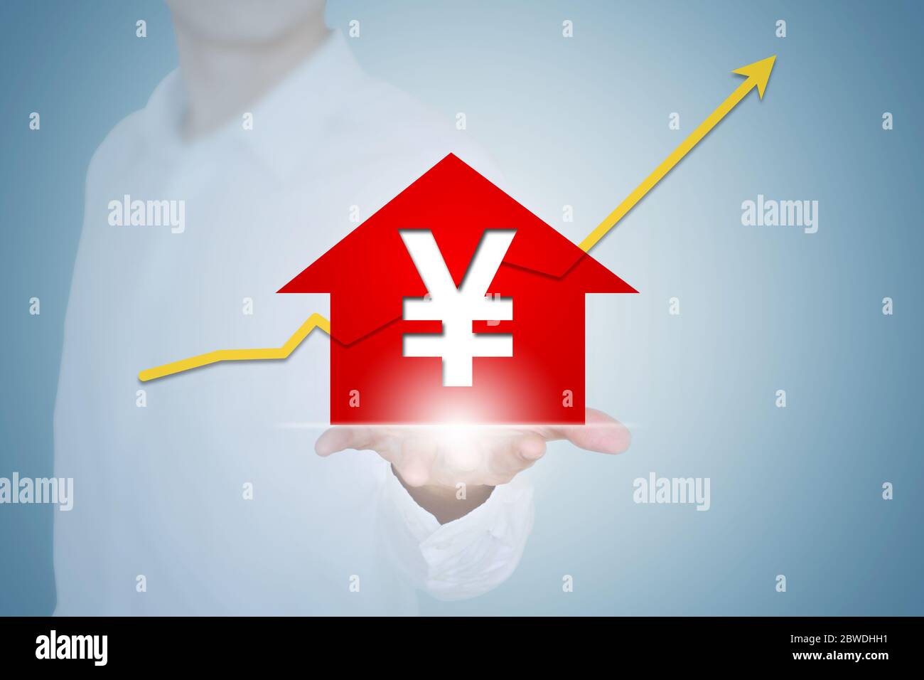 Mano de hombre de negocios de primer plano con flecha roja y símbolo de yuan escrito en ella. Foto de stock