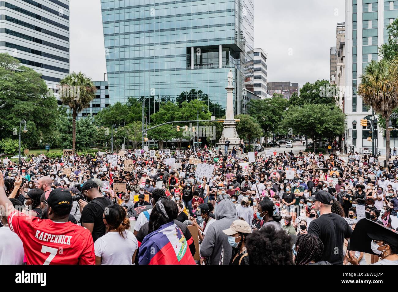 Columbia, Carolina del Sur - USA - 30 de mayo de 2020: Los manifestantes de Carolina del Sur se reúnen en la Cámara Estatal de Carolina del Sur para protestar contra la brutalidad policial contra las minorías y la reciente muerte de George Floyd. George Floyd fue asesinado el 25 de mayo de 2020 en Minneapolis, MN mientras estaba bajo custodia policial. Los espectadores vieron como Floyd expresó su dificultad para respirar mientras el oficial Derek Chauvin se arrodilló en el cuello durante nueve minutos. Foto de stock