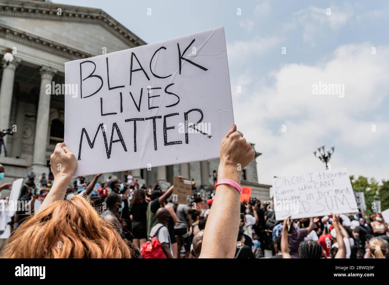 Columbia, Carolina del Sur - USA - 30 de mayo de 2020: Los manifestantes de Carolina del Sur se reúnen en la Cámara Estatal de Carolina del Sur para protestar contra la brutalidad policial contra las minorías y la reciente muerte de George Floyd. George Floyd fue asesinado el 25 de mayo de 2020 en Minneapolis, MN mientras estaba bajo custodia policial. Los espectadores vieron como Floyd expresó su dificultad para respirar mientras el oficial Derek Chauvin se arrodilló en el cuello durante nueve minutos. Foto de stock