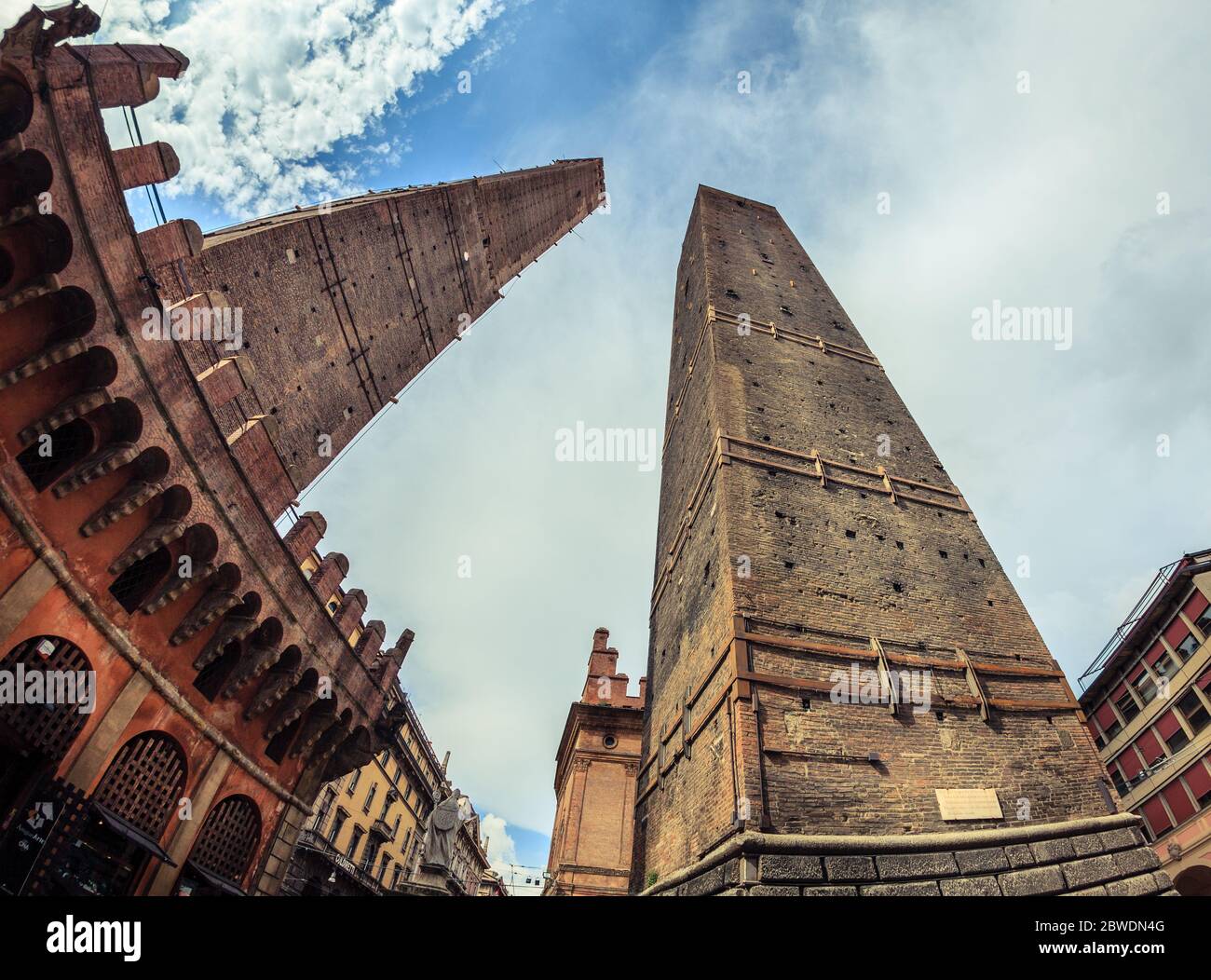 Vista de ojo de pez de las dos Torres en el centro histórico de Bolonia, Italia Foto de stock