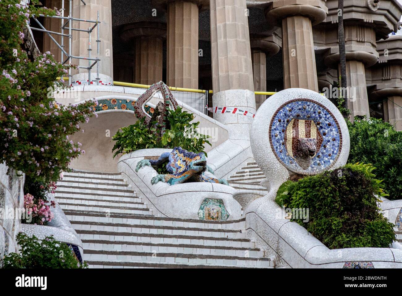 Barcelona, España. 30 de mayo de 2020. Vista exterior del famoso Parque Guell sin turistas, debido a la pandemia del Coronavirus.el famoso Parque Guell de Barcelona es una de las zonas más afectadas por la ausencia de turismo debido a la pandemia del Covid19. La gente ahora disfruta de la menor densidad urbana. Crédito: SOLA Images Limited/Alamy Live News Foto de stock