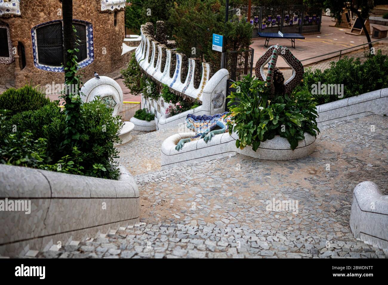 Barcelona, España. 30 de mayo de 2020. Vista exterior del famoso Parque Guell sin turistas, debido a la pandemia del Coronavirus.el famoso Parque Guell de Barcelona es una de las zonas más afectadas por la ausencia de turismo debido a la pandemia del Covid19. La gente ahora disfruta de la menor densidad urbana. Crédito: SOLA Images Limited/Alamy Live News Foto de stock