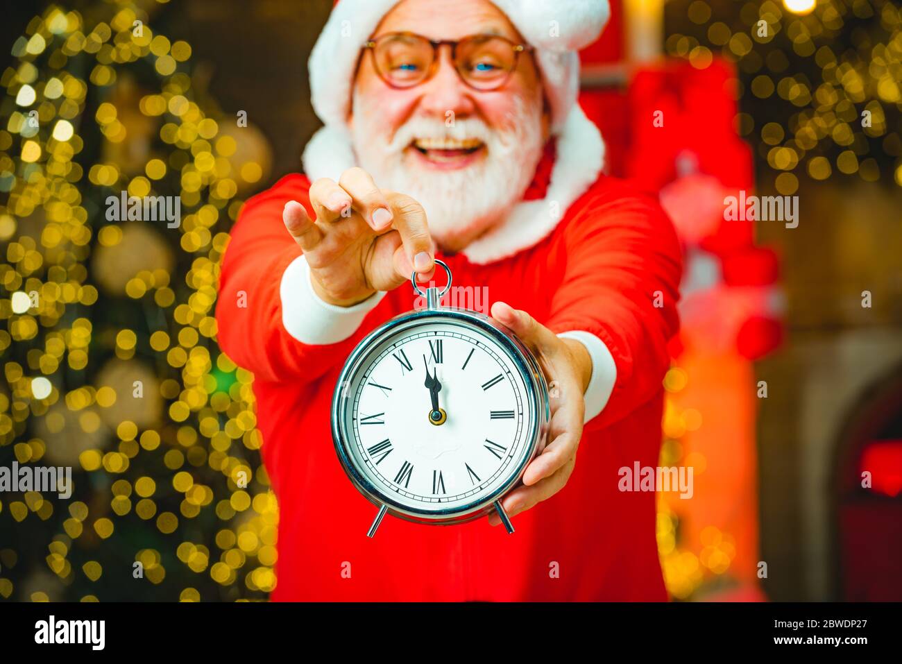 Papá Noel con reloj de barba real. Santa Claus está mirando su reloj. Papá  Noel con despertador. Su casi doce reloj Fotografía de stock - Alamy