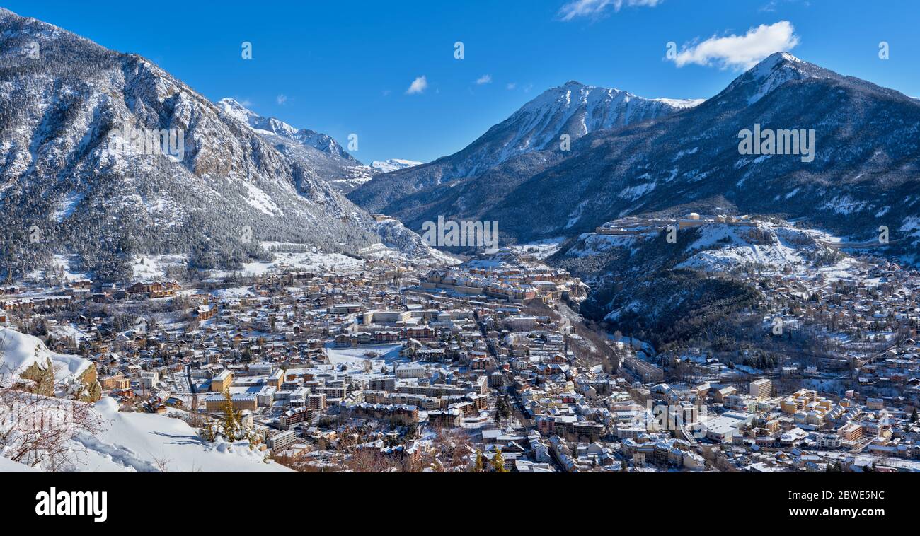 Briancon, la ciudad más alta de Francia (1,326 metros) en invierno (panorámica). Hautes-Alpes, Región de Dauphiné, Alpes, Francia Foto de stock