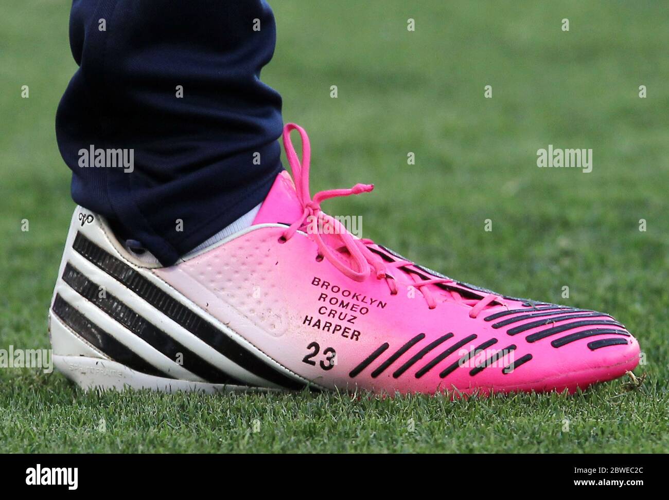 David Beckham lleva botas de fútbol de color rosa con sus nombres de niños  en ellos mientras él vino como sustituto en la derrota de LA Galaxy 1-0 a  Chivas USA, Carson,