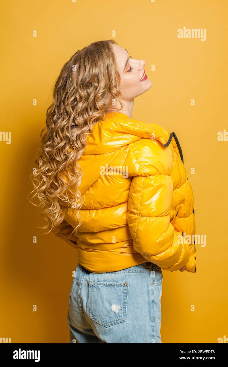 rebeca amarilla mujer