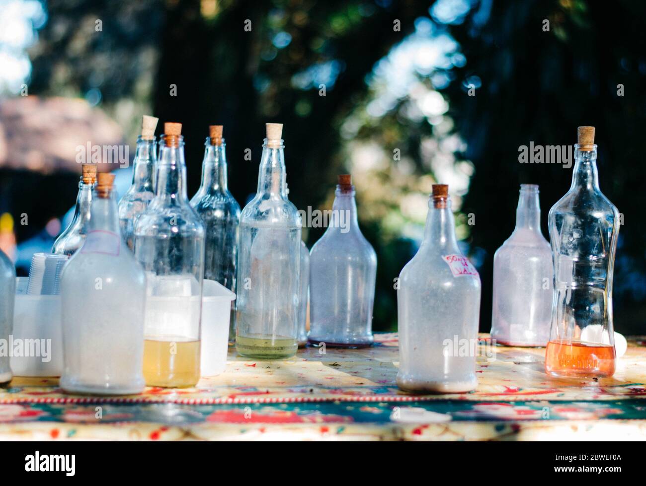 Botellas de licor vacias fotografías e imágenes de alta resolución - Alamy