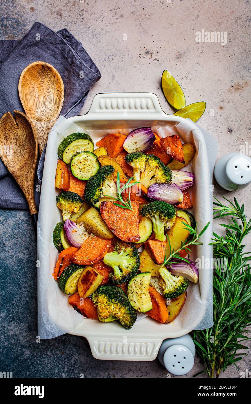 Verduras al horno en el horno. Batata, calabacín y brócoli al horno.  Concepto de comida vegetariana saludable Fotografía de stock - Alamy