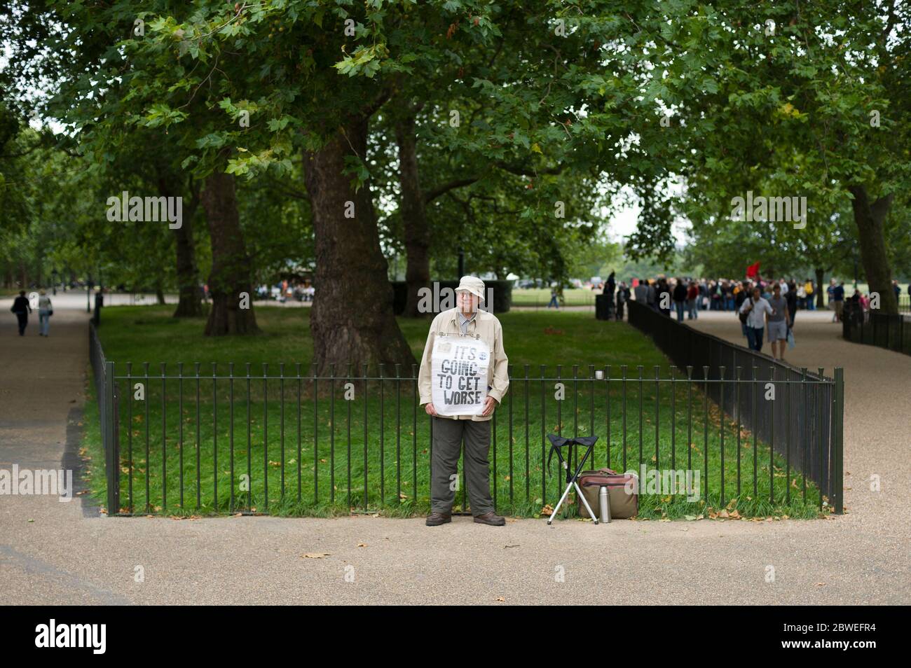 Un orador en Speakers' Corner que está situado cerca de Marble Arch en la esquina noreste de Hyde Park, Londres. Speakers' Corner es un espacio abierto tradicional Foto de stock