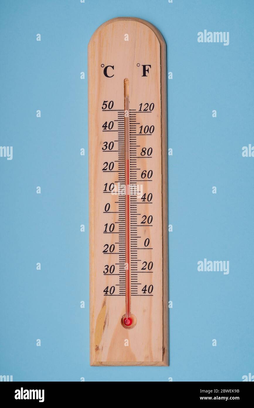 Reducción de precios Acusación Niño Termómetro clásico de madera para medir la temperatura sobre un fondo azul.  Primer plano Fotografía de stock - Alamy