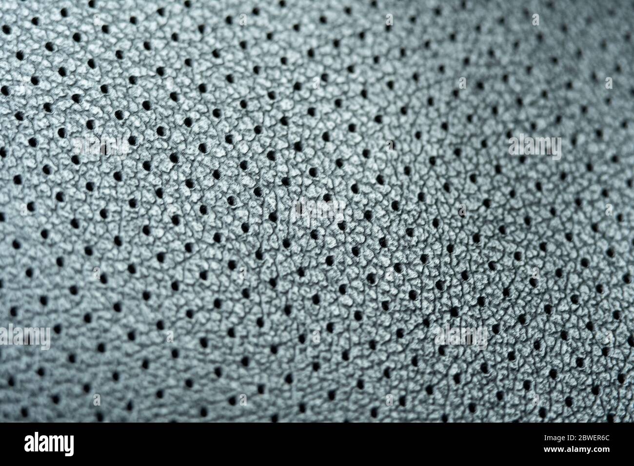 Primer plano de cuero perforado. Cuero gris de acabado para los asientos de  coche Fotografía de stock - Alamy