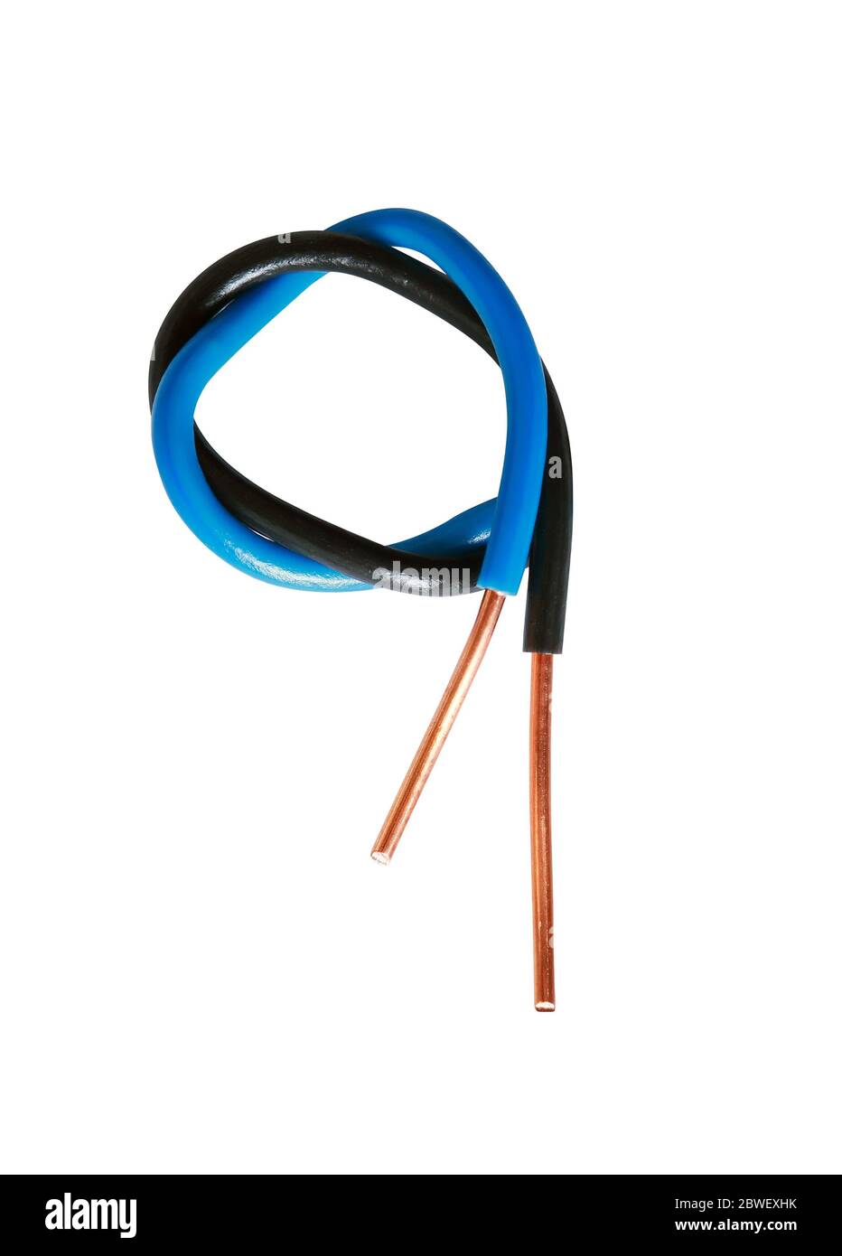 Cable eléctrico azul y negro aislado sobre fondo blanco Foto de stock