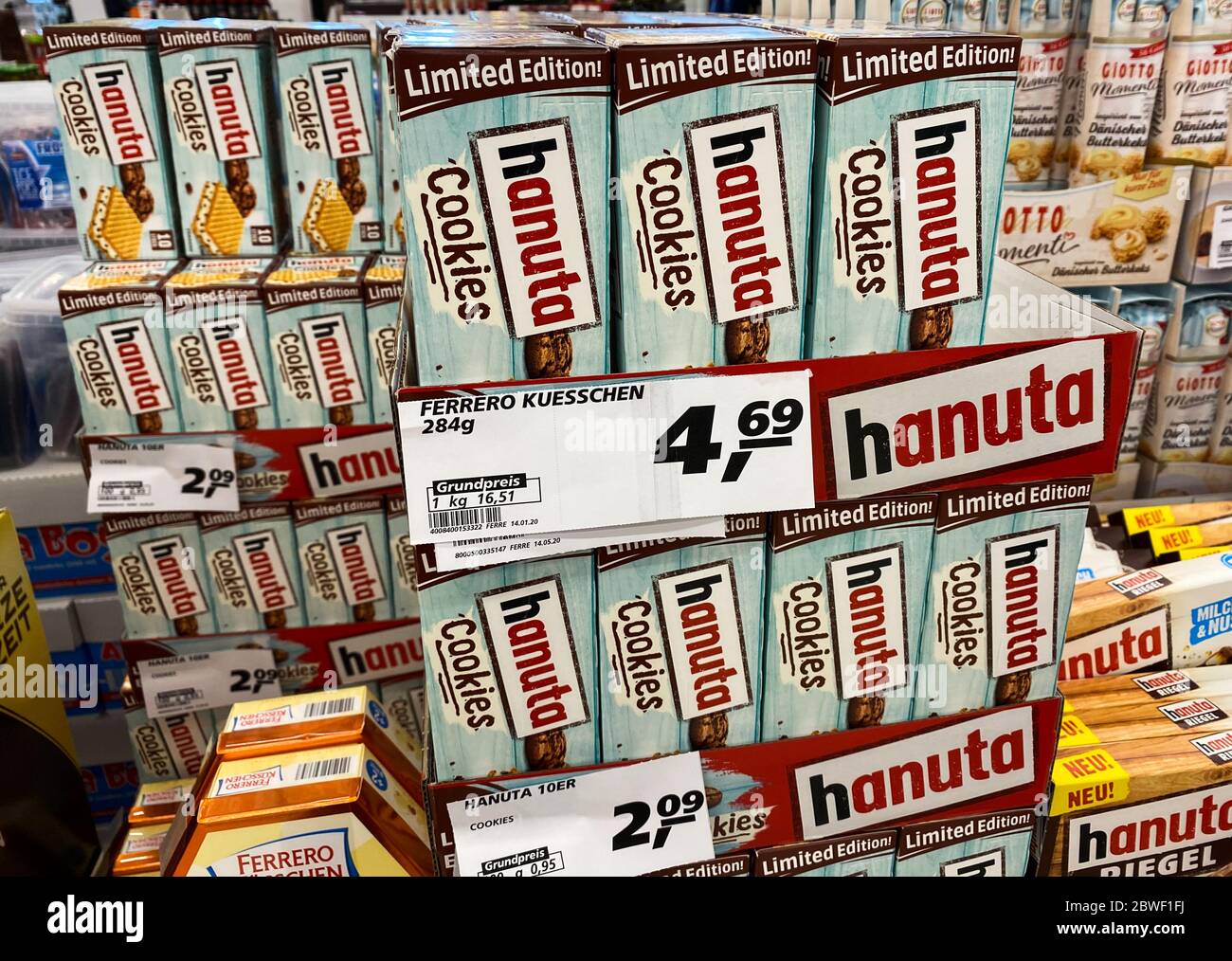 Tönisvorst, Alemania - Mayo 29. 2020: Paquetes apilados en la estantería  del supermercado alemán con galletas de chocolate Ferrero Hanuta Fotografía  de stock - Alamy
