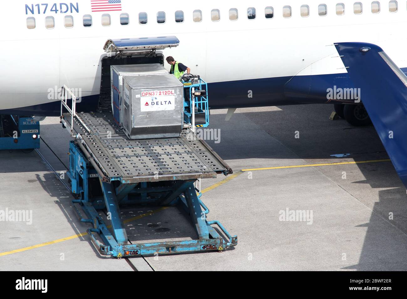 Dispositivos de carga de unidades cargados en Delta Air Lines Boeing 767 en el aeropuerto de Amsterdam Schiphol. Foto de stock