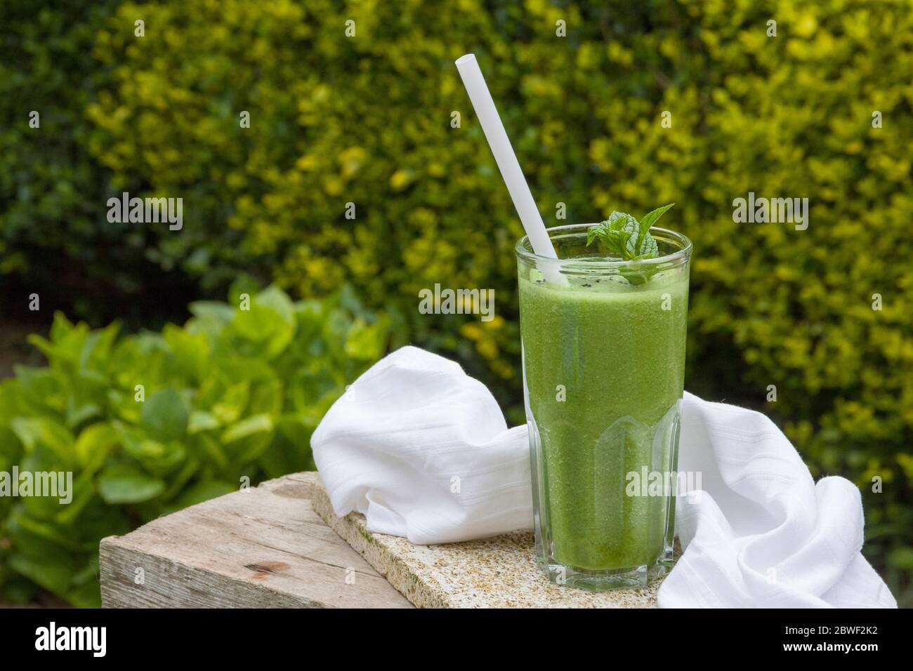 Batido verde de espinacas, col rizada, apio, manzana verde y perejil  Fotografía de stock - Alamy