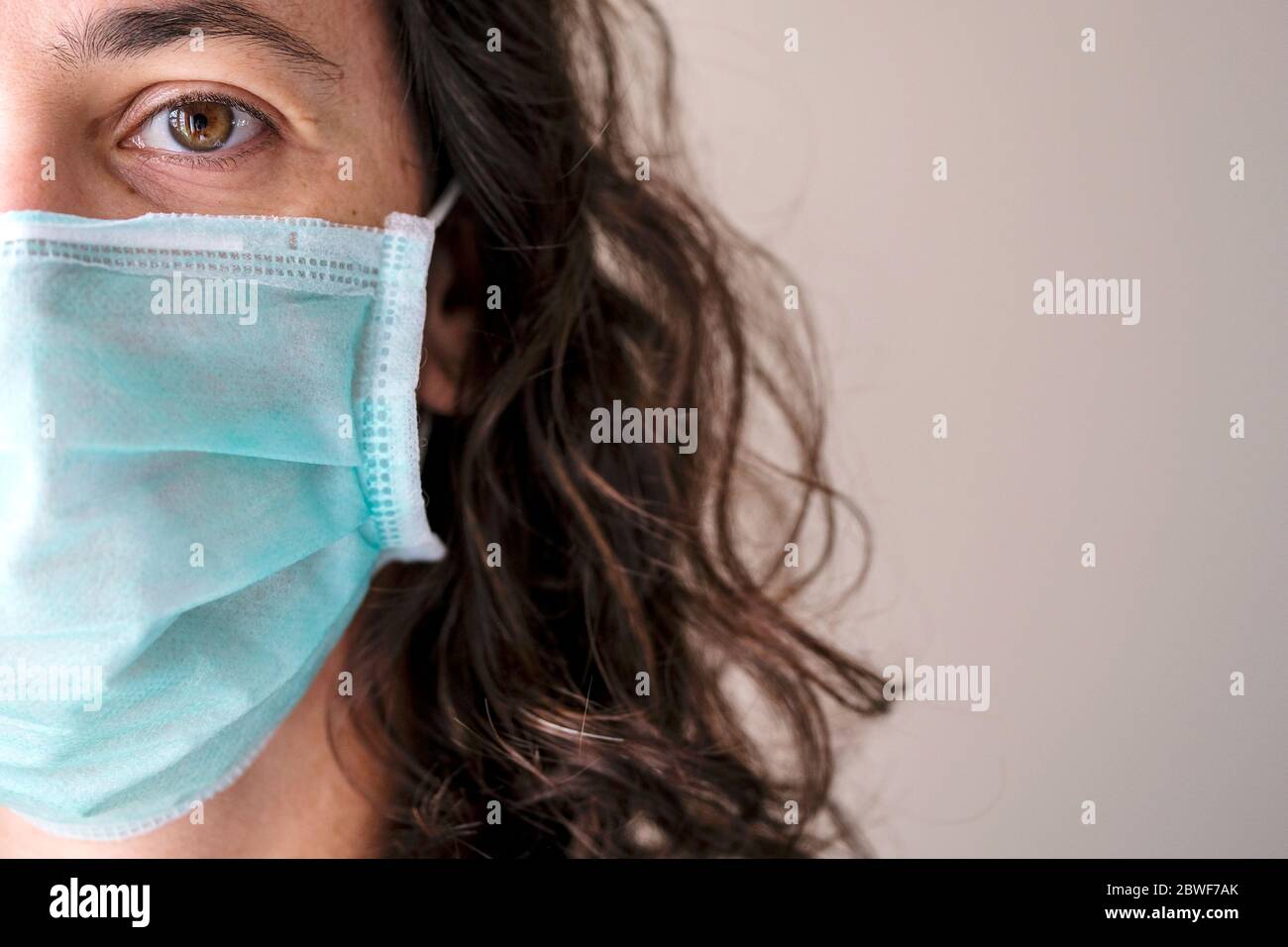 Mujer que usa una máscara protectora para prevenir el COVID-19 y otras infecciones. Foto de stock