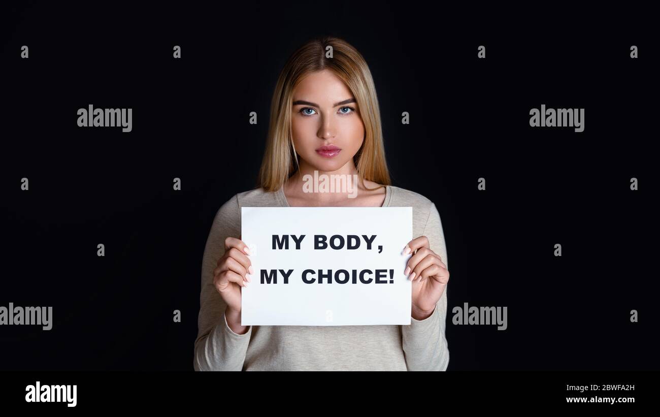 Libertad de derechos humanos. Chica triste sostiene inscripción mi cuerpo mi elección Foto de stock