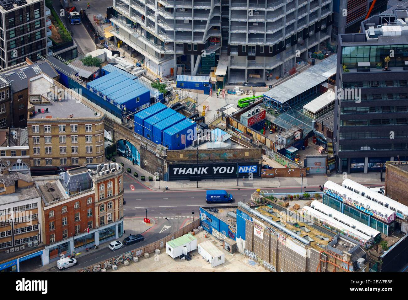 Vista aérea de un sitio de construcción de Londres con el cartel "Gracias NHS" Foto de stock
