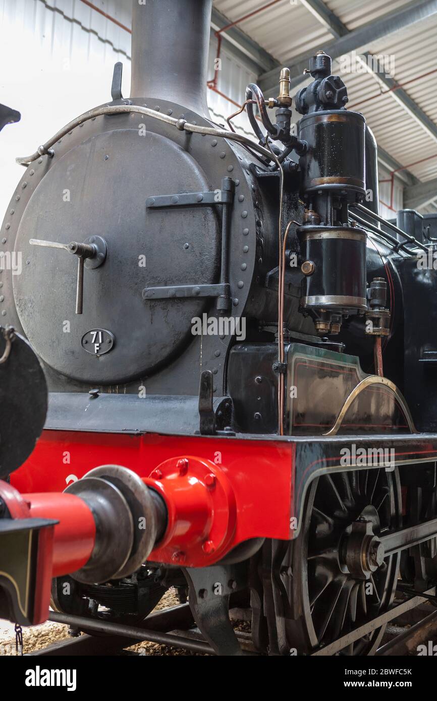 Locomotora de vapor tradicional W24 'Calbourne', Adams LSWR O2 clase 0-4-4T, el único sobreviviente de su clase, Museo del Ferrocarril de vapor de la Isla de Wight, Havenst Foto de stock