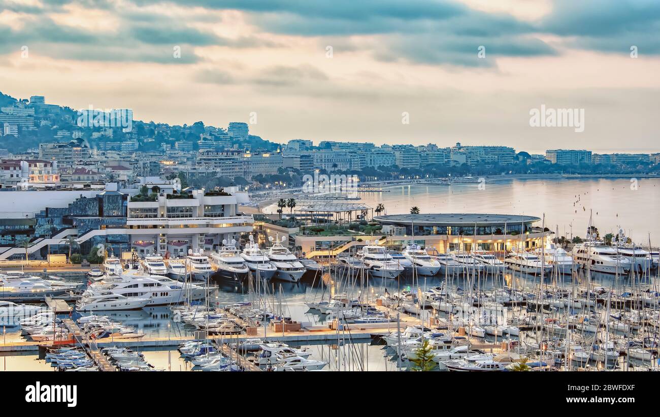 La ciudad de Cannes a primera hora de la mañana Foto de stock