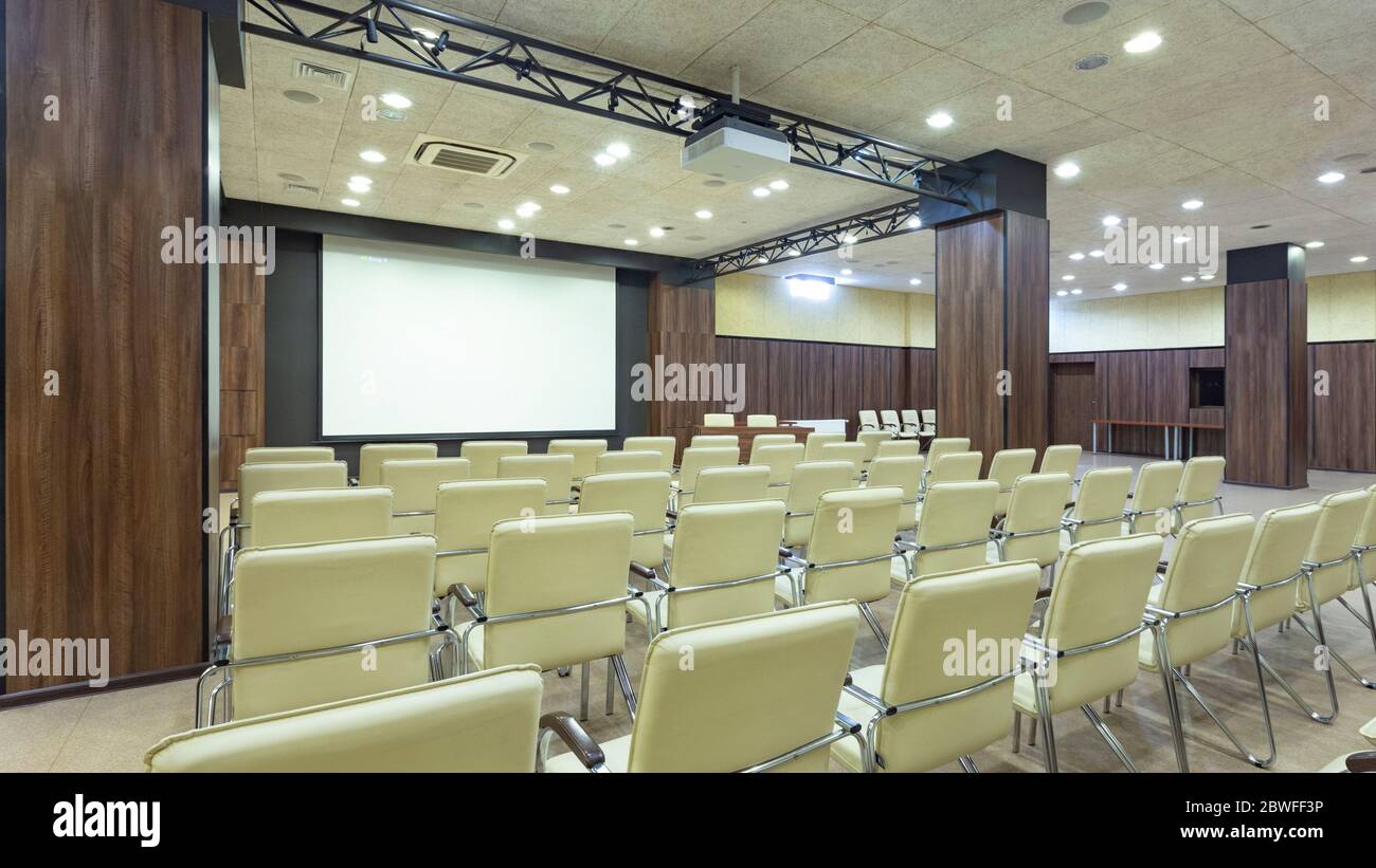 Sala de conferencias. Diseño con pantalla para presentaciones Foto de stock