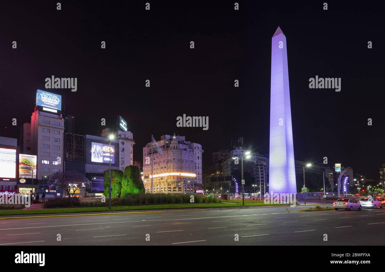 El Obelisco de Buenos Aires por la noche Foto de stock