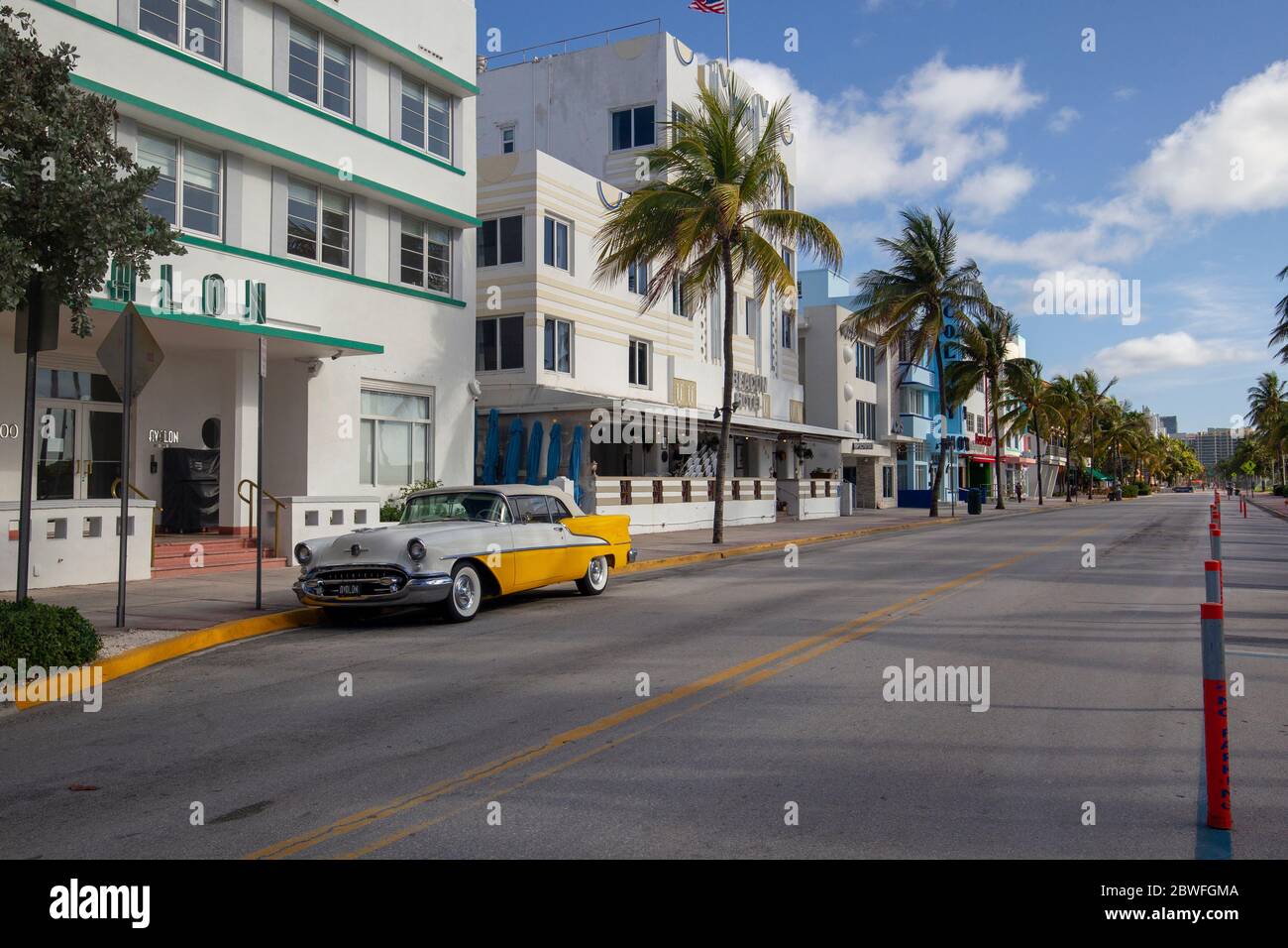 Un Ocean Drive desierto, South Beach, Miami Florida. La calle está cerrada al tráfico debido al Coronavirus. Foto de stock