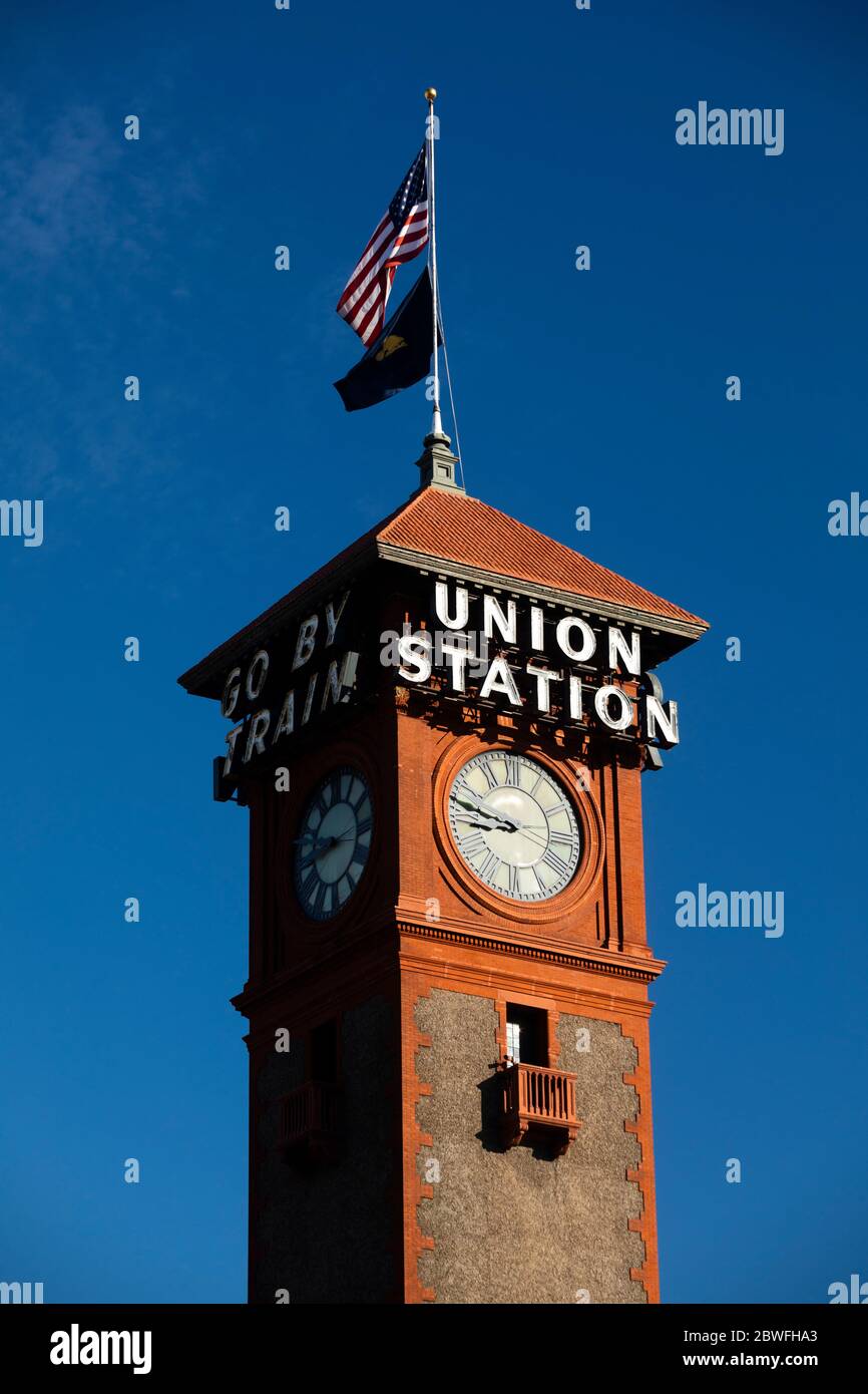Torre del reloj Union Station con bandera americana, Portland, Oregon, EE.UU Foto de stock