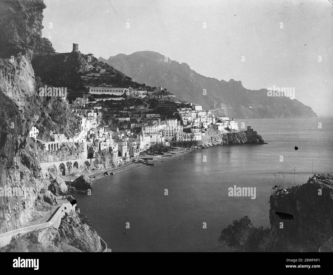Escena de la diapositiva italiana . Amalfi , el lugar de belleza italiano , ha sido parcialmente destruido por un deslizamiento de tierra . Una vista general de Amalfi. 28 de marzo de 1924 Foto de stock