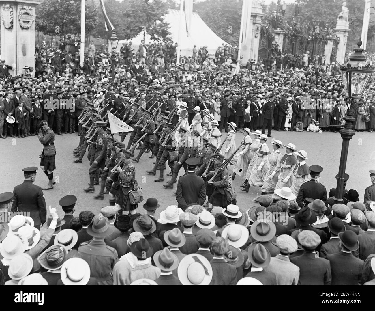 La marcha de la Gran Victoria. El contingente de las Fuerzas sudafricanas con enfermeras. 19 de julio de 1919 Foto de stock