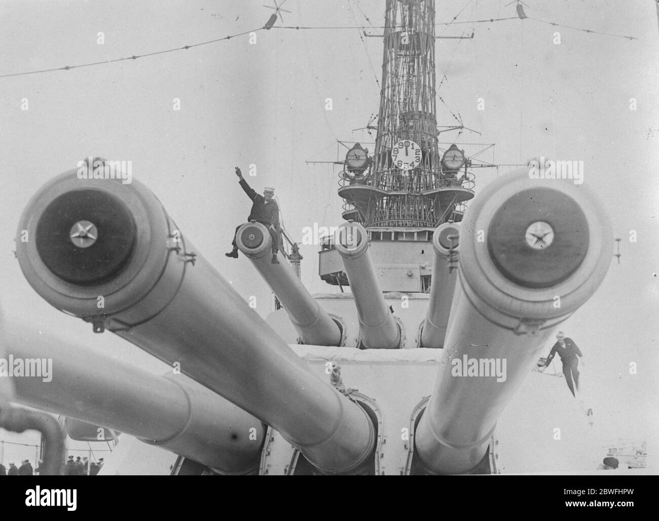 Explosión del acorazado DE EE.UU. Se informa de que cuarenta y seis muertes han resultado de una explosión en el acorazado U S, ' USS Mississippi ' en San Pedro. En la foto se encuentran las torres A y B del USS Mississippi. 13 de junio de 1924 Foto de stock