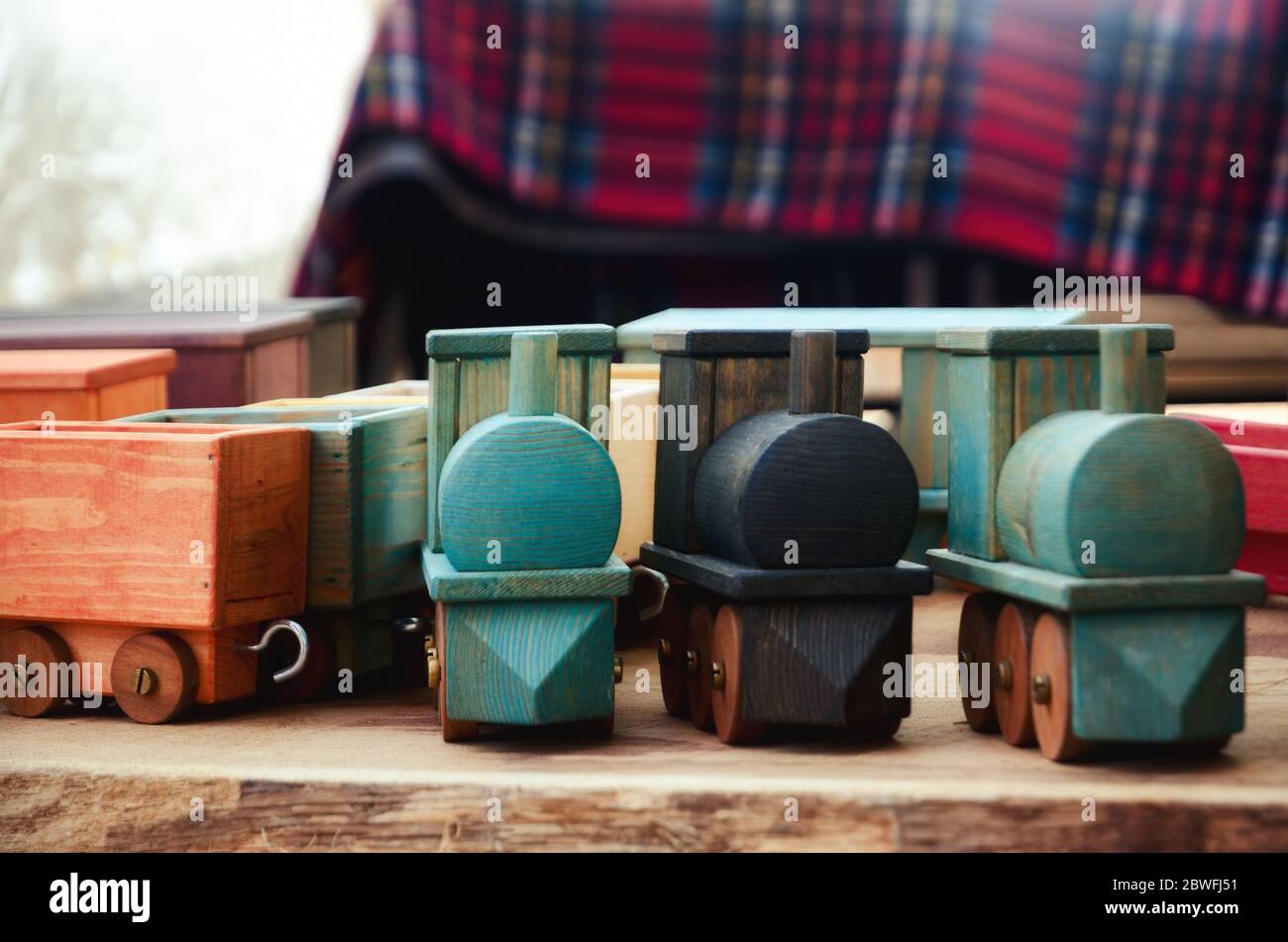 Muchos juguetes de tren de madera en una mesa de madera Foto de stock