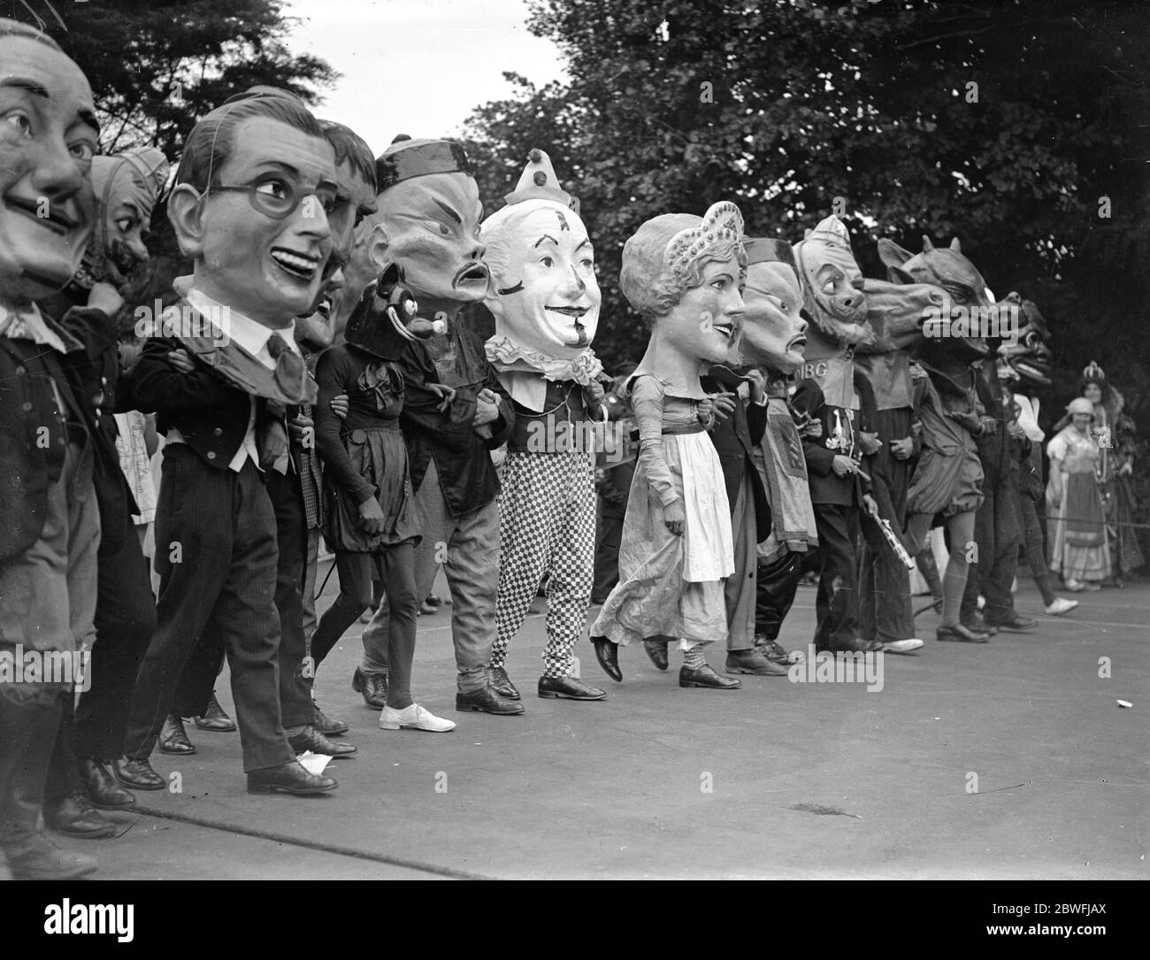 Carnaval de Southend-on-sea . Algunas figuras grotescas en la procesión. 1936 Foto de stock